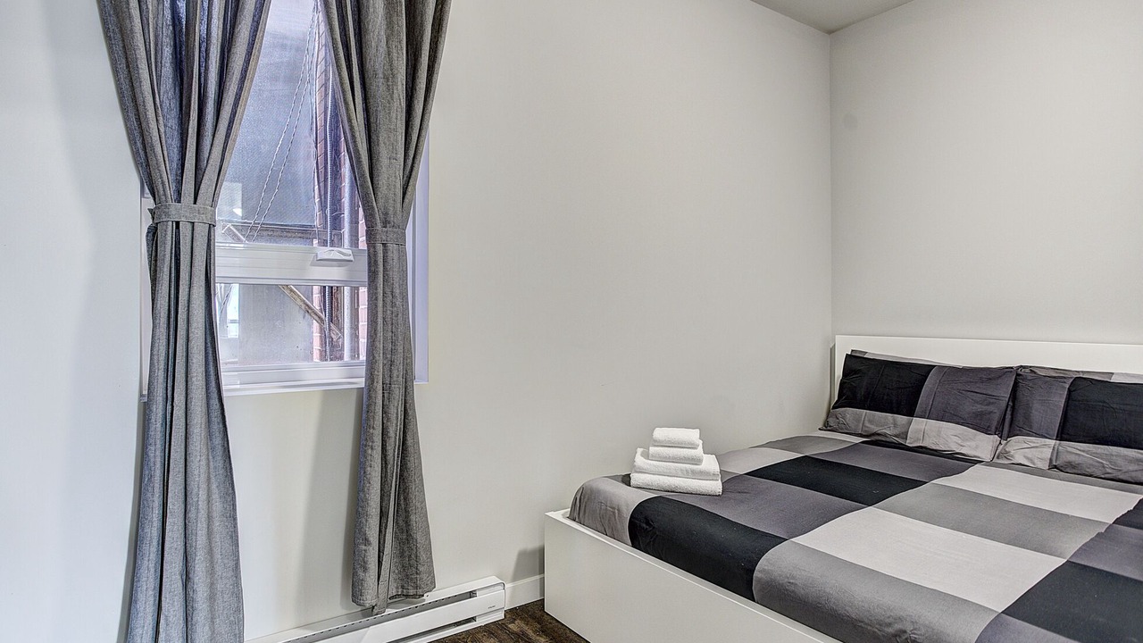 Photo of Bedroom in Cote-Des-Neiges—Notre-Dame-De-Grace