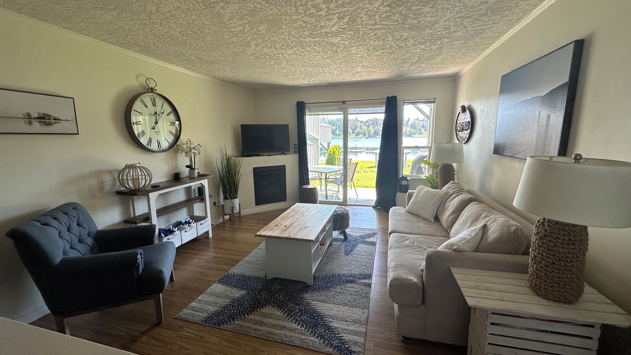Photo of Livingroom in Shawnigan Lake