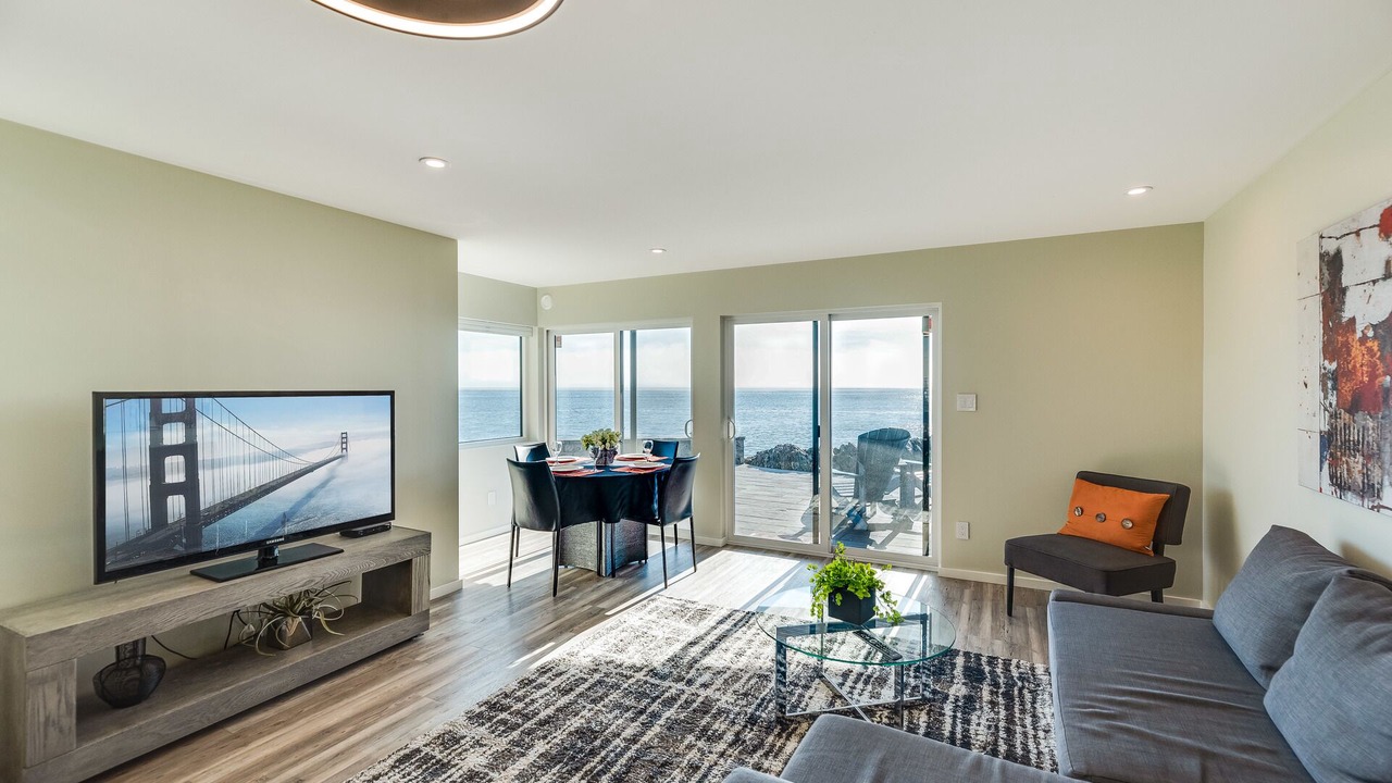 Photo of Livingroom in Saanich East