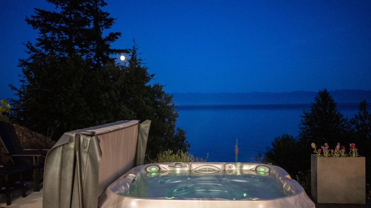 Photo of Patio Balcony in Juan de Fuca Electoral Area