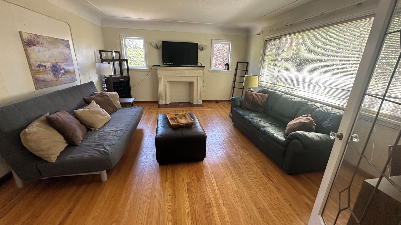 Photo of Livingroom in Saanich East