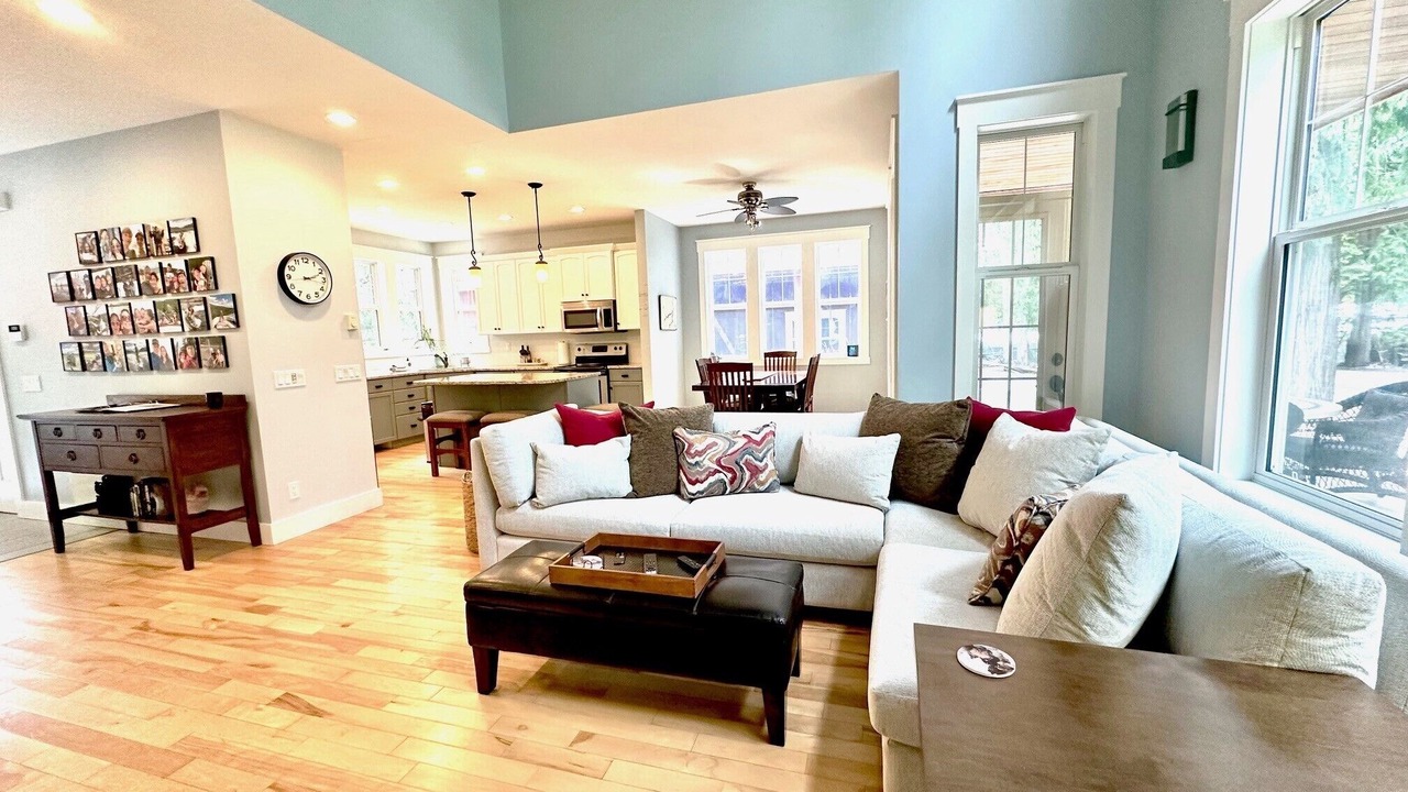 Photo of Livingroom in Swansea Point