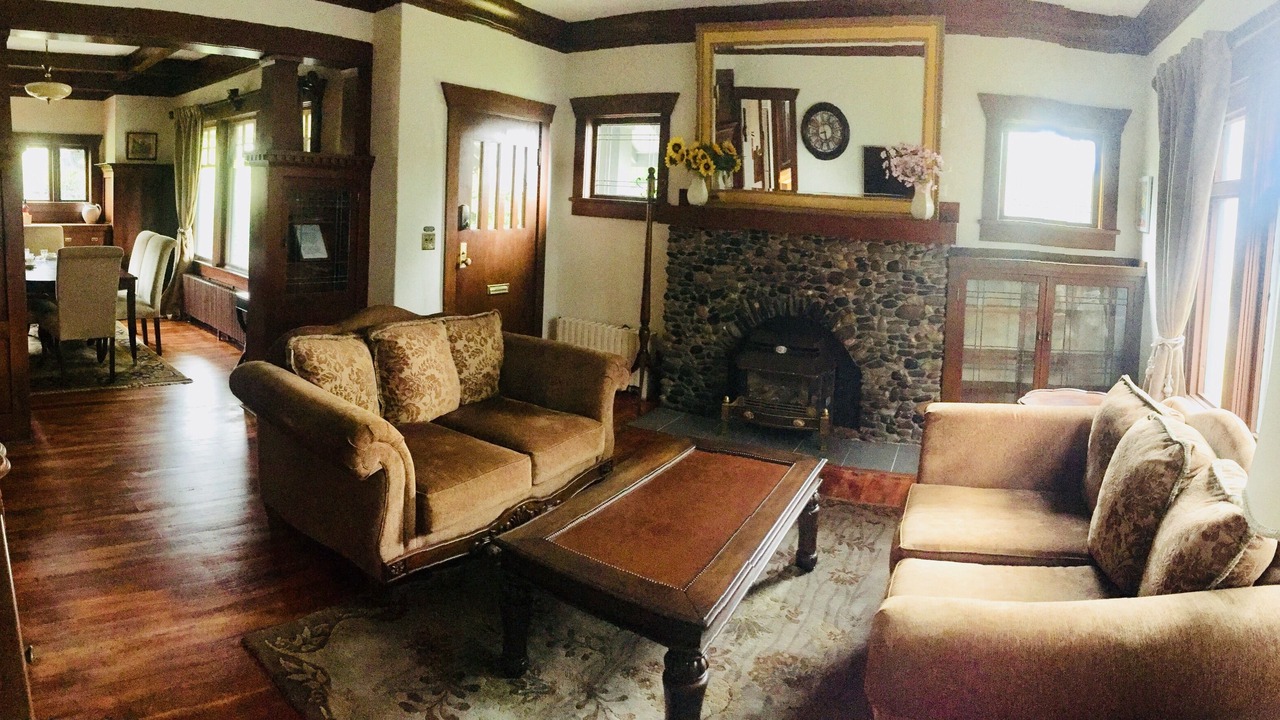 Photo of Livingroom in Booktown