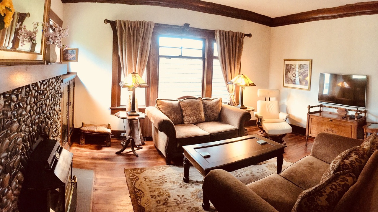 Photo of Livingroom in Booktown
