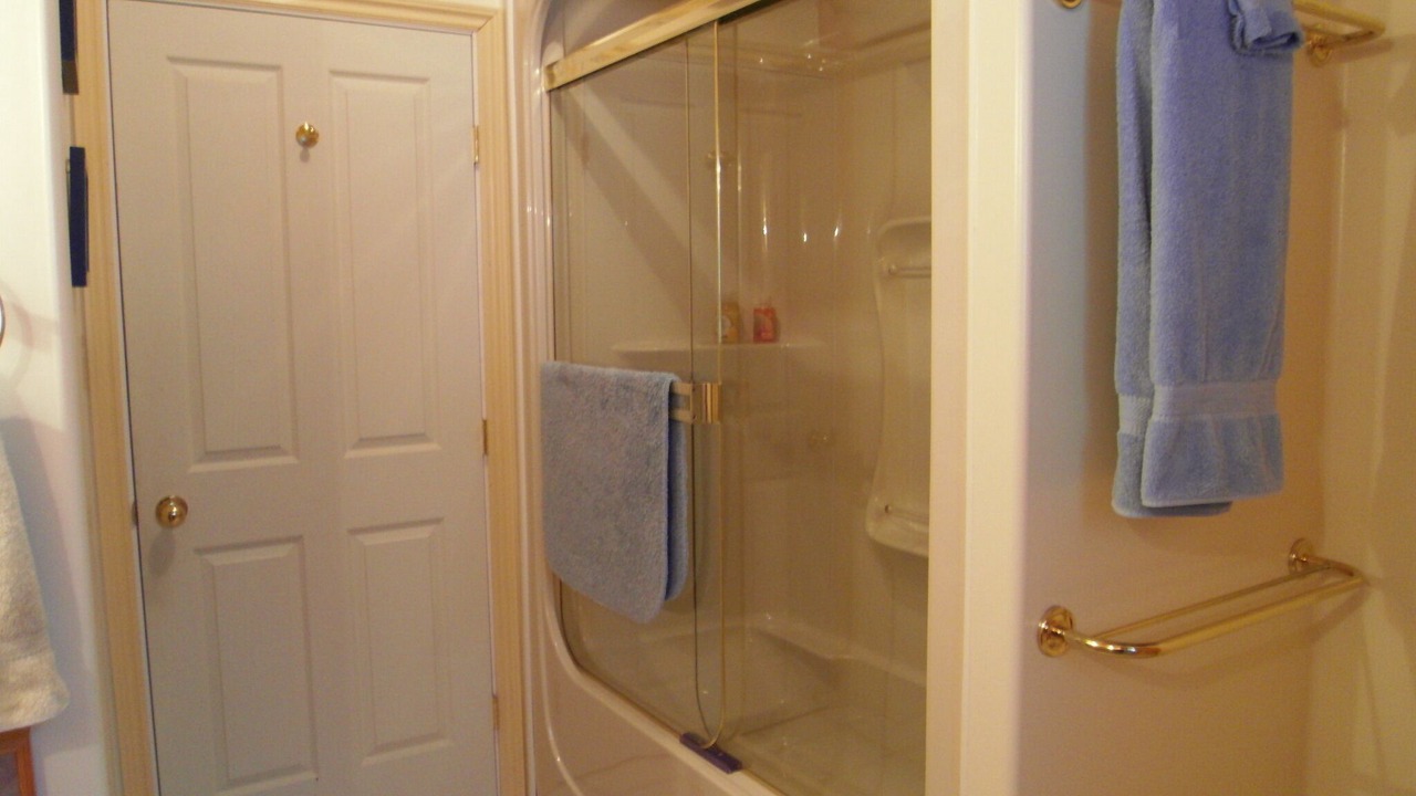 Photo of Bathroom in Deka Lake