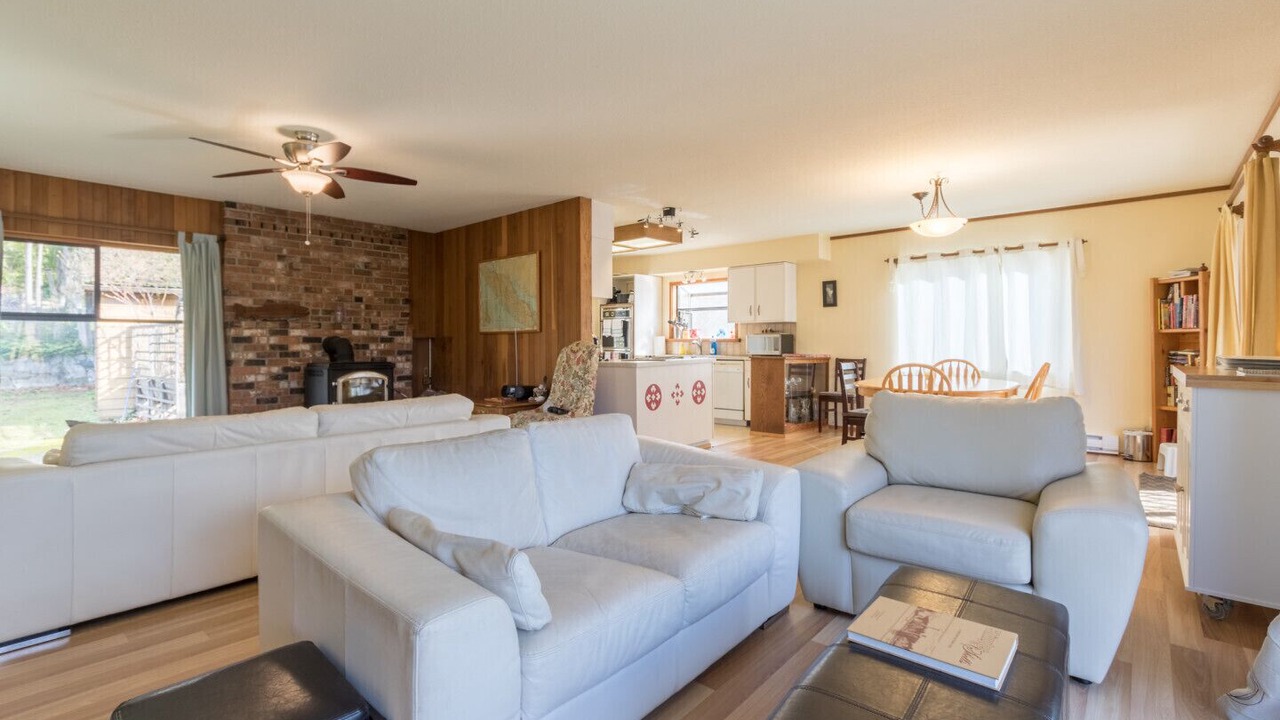 Photo of Livingroom in Fanny Bay