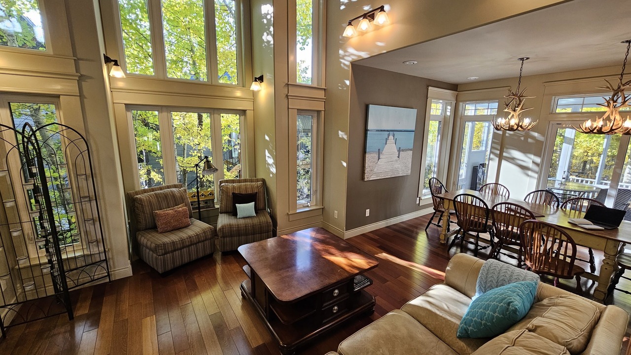 Photo of Livingroom in Parkland Beach