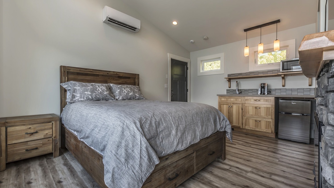 Photo of Bedroom in Harrison Hot Springs