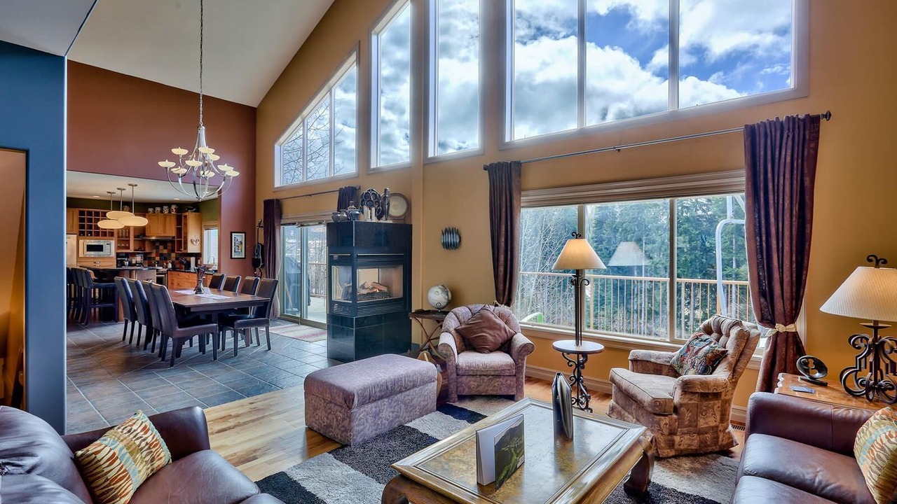 Photo of Livingroom in Sunburst Estates