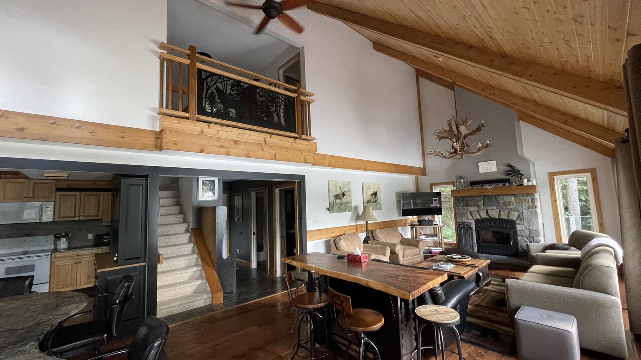 Photo of Livingroom in Lake of Bays