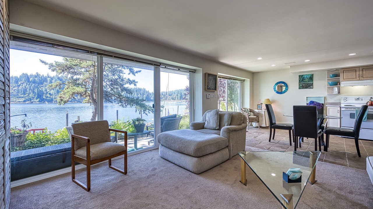 Photo of Livingroom in District of North Vancouver