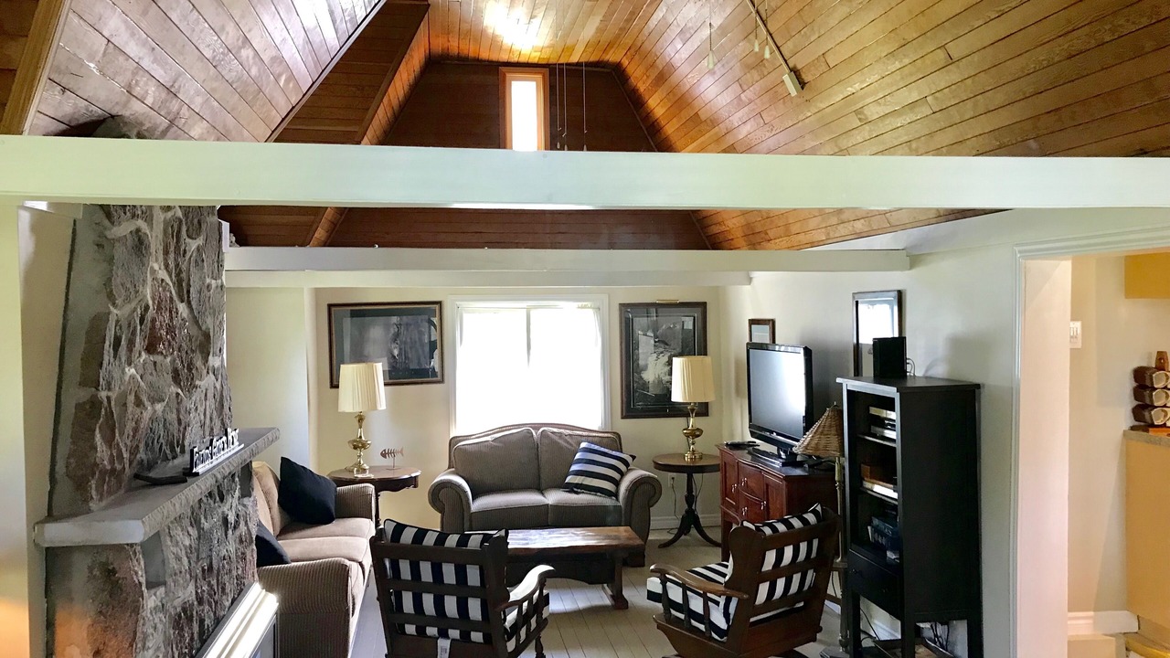 Photo of Livingroom in Big Bay Point