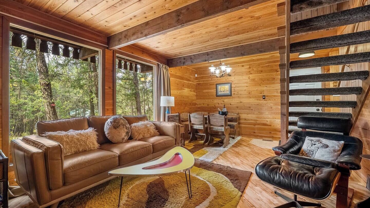 Photo of Livingroom in East Kootenay