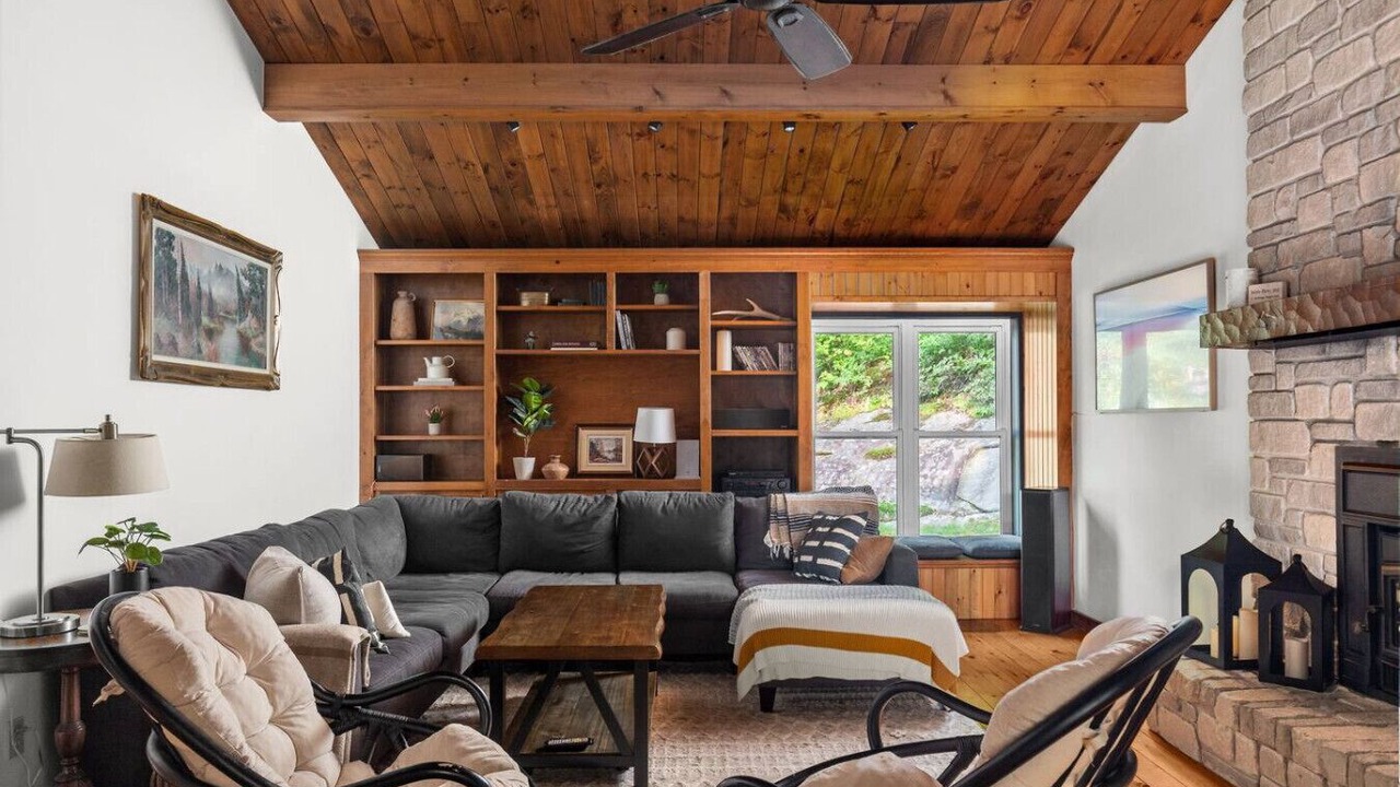 Photo of Livingroom in Lake of Bays