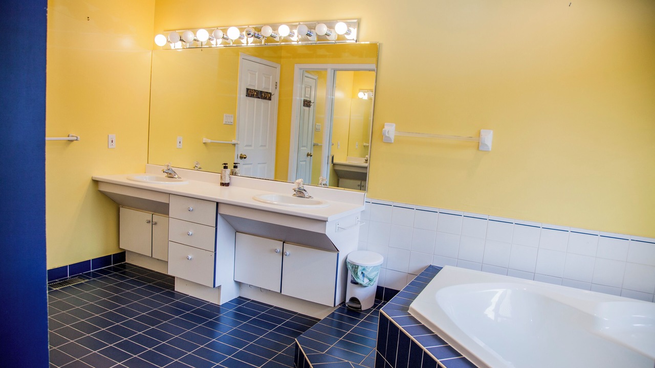 Photo of Bathroom in Aylmer