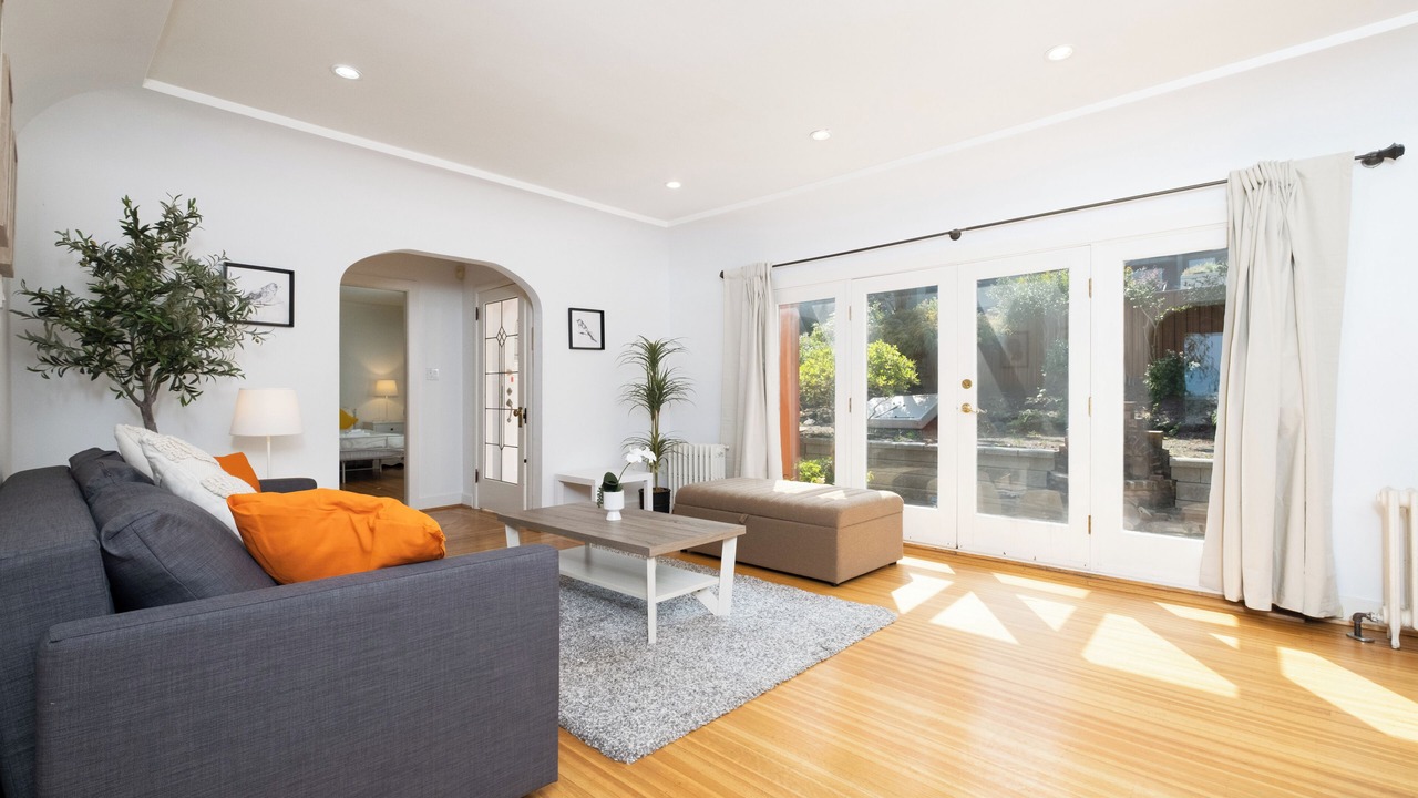 Photo of Livingroom in West Point Grey