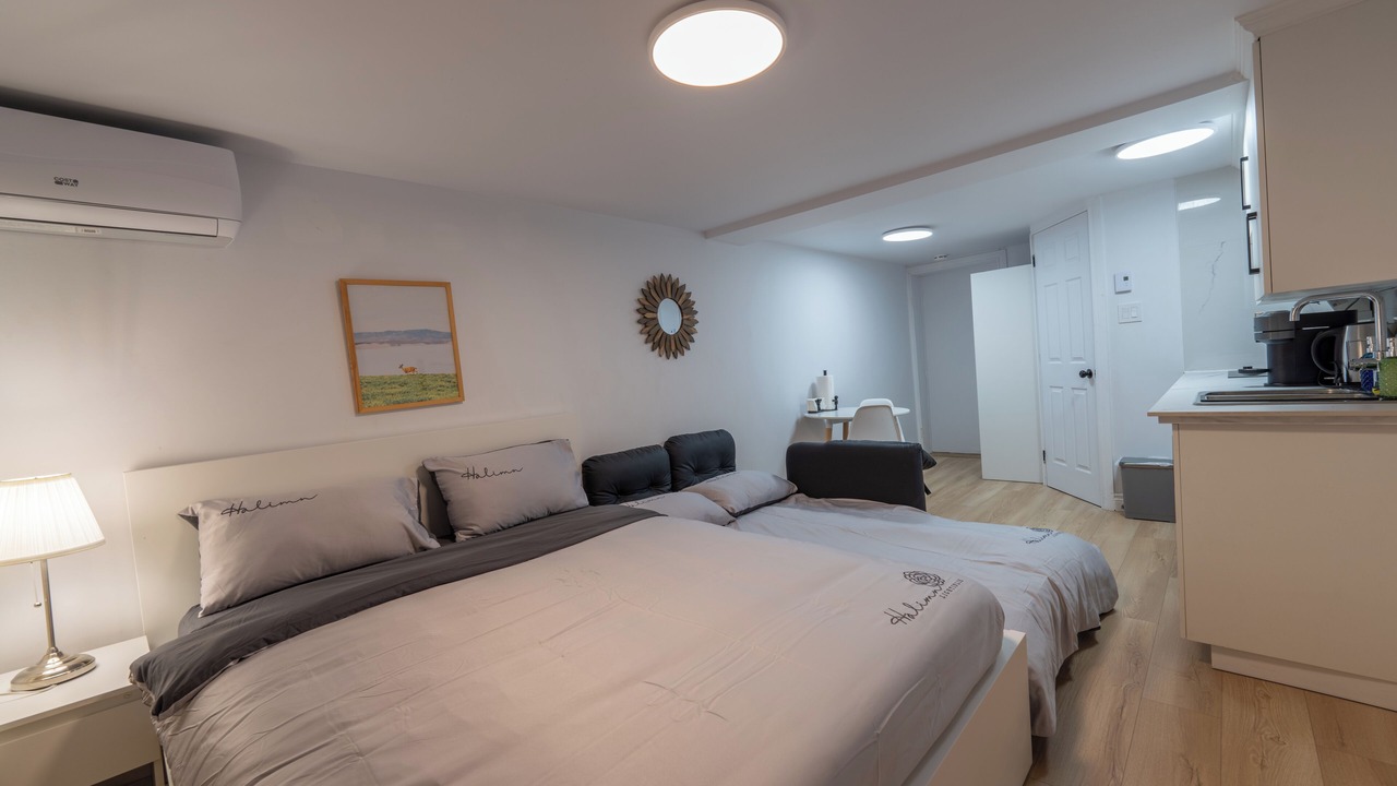 Photo of Bedroom in Cote-Des-Neiges—Notre-Dame-De-Grace