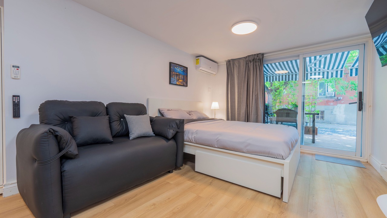 Photo of Bedroom in Cote-Des-Neiges—Notre-Dame-De-Grace