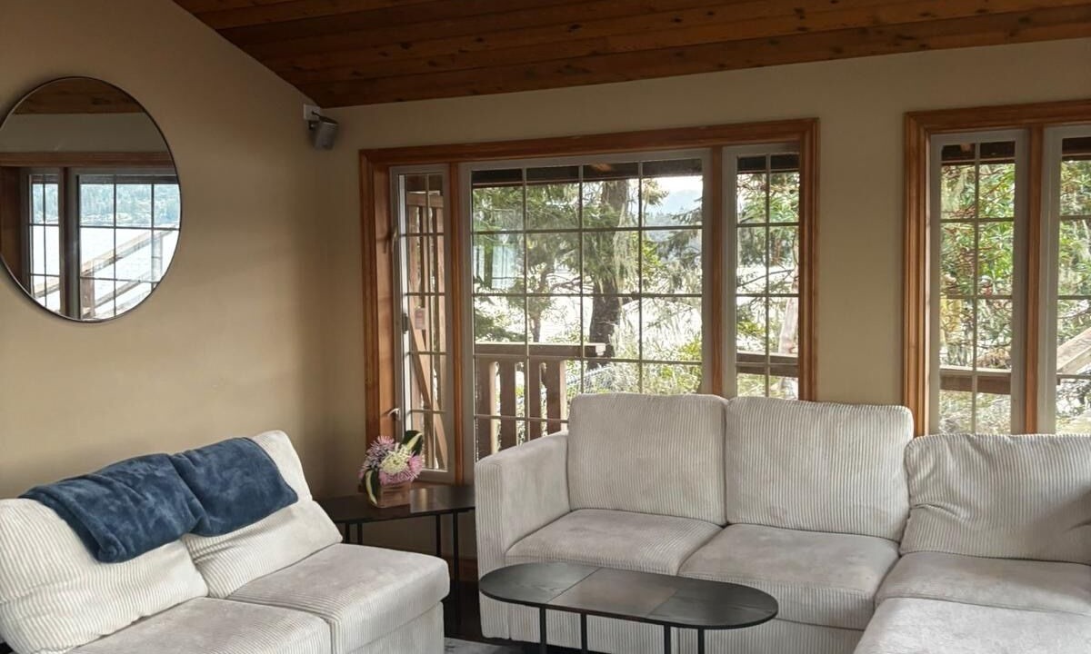Photo of Livingroom in Juan de Fuca Electoral Area