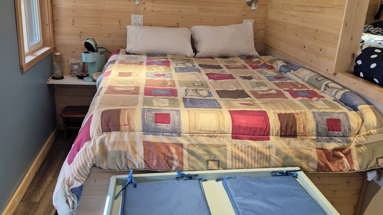 Photo of Bedroom in Madeira Park