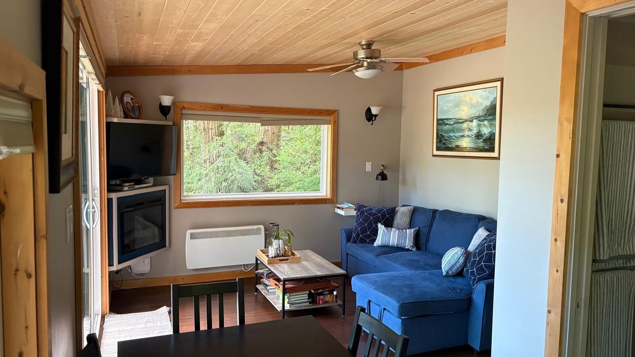 Photo of Livingroom in Madeira Park