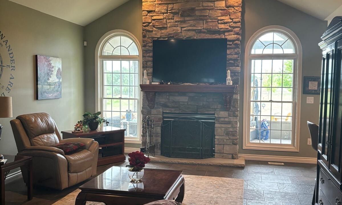 Photo of Livingroom in Town of Essex