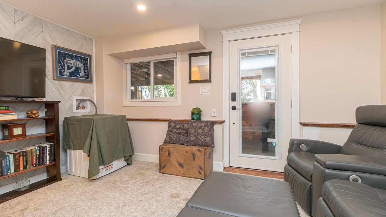 Photo of Livingroom in Saanich East