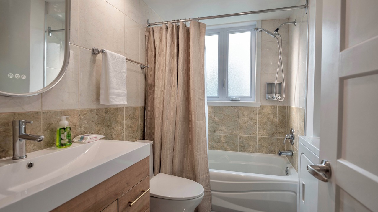 Photo of Bathroom in Laval-des-Rapides