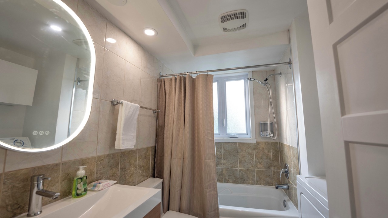 Photo of Bathroom in Laval-des-Rapides