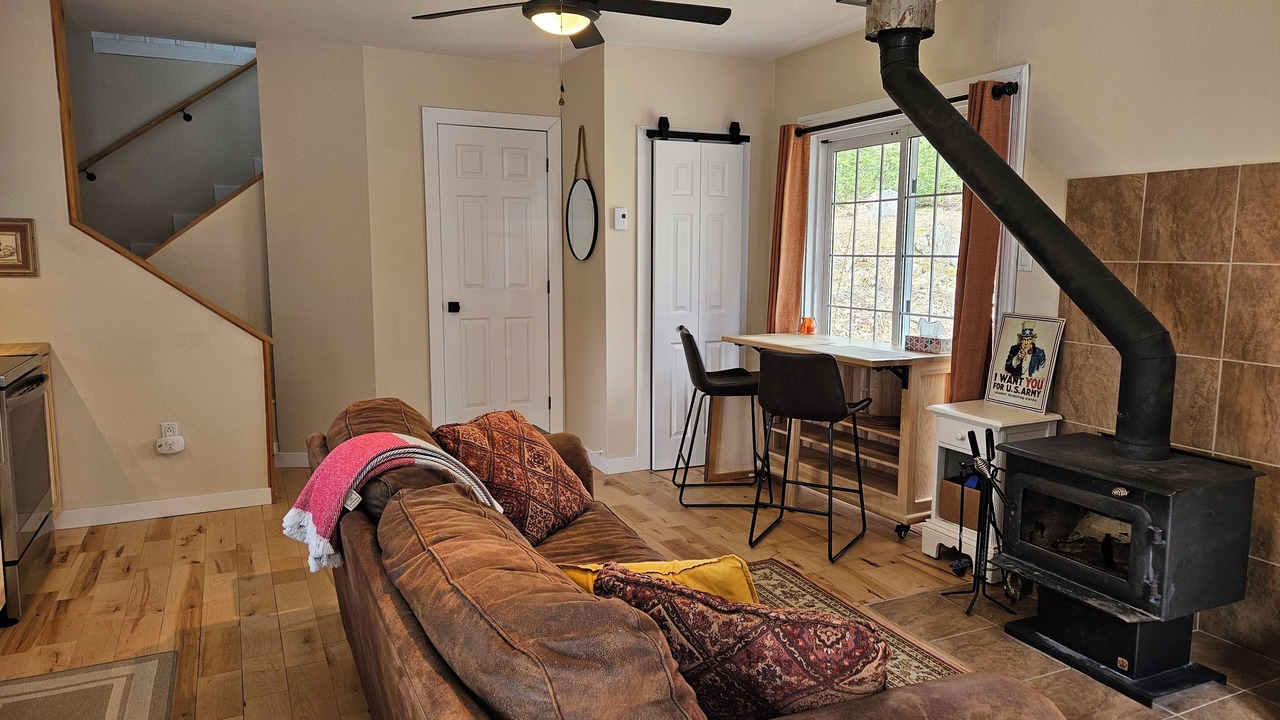 Photo of Livingroom in Bolton-Est