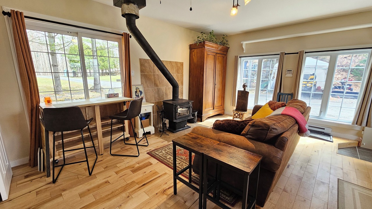 Photo of Livingroom in Bolton-Est