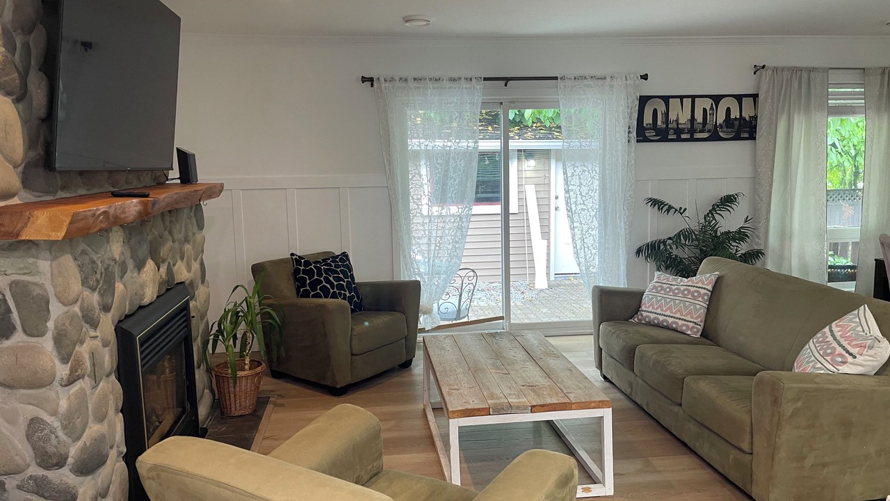 Photo of Livingroom in Aldergrove