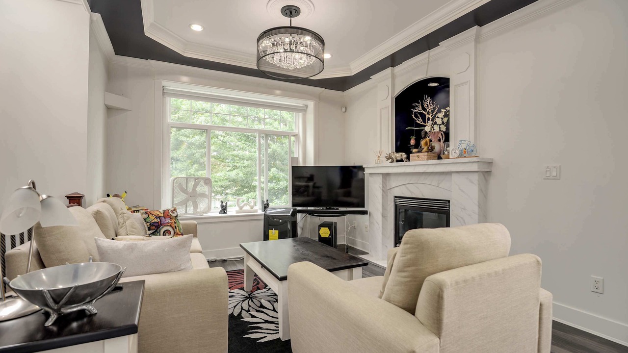 Photo of Livingroom in Renfrew-Collingwood