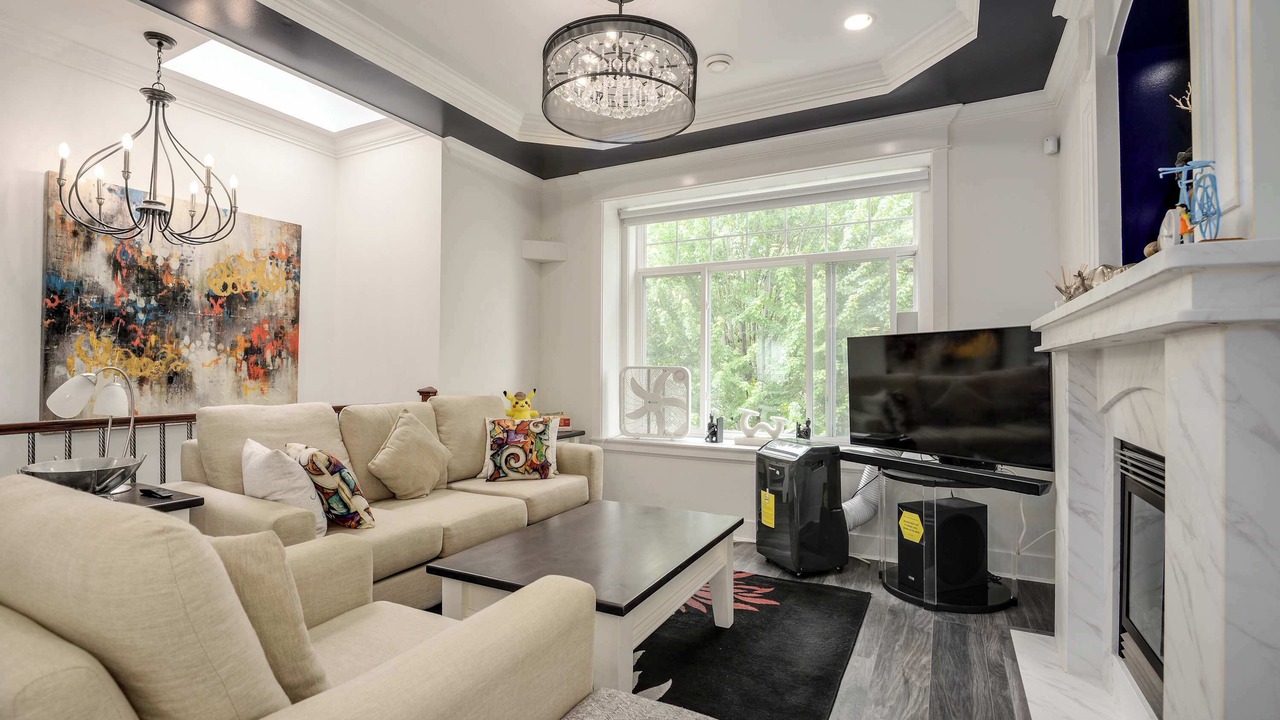 Photo of Livingroom in Renfrew-Collingwood