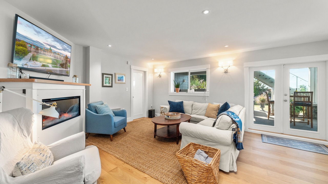 Photo of Livingroom in Saanich East
