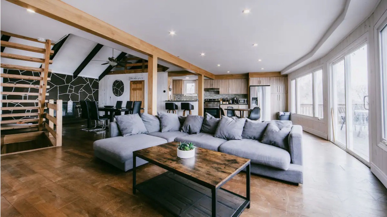 Photo of Livingroom in Scugog