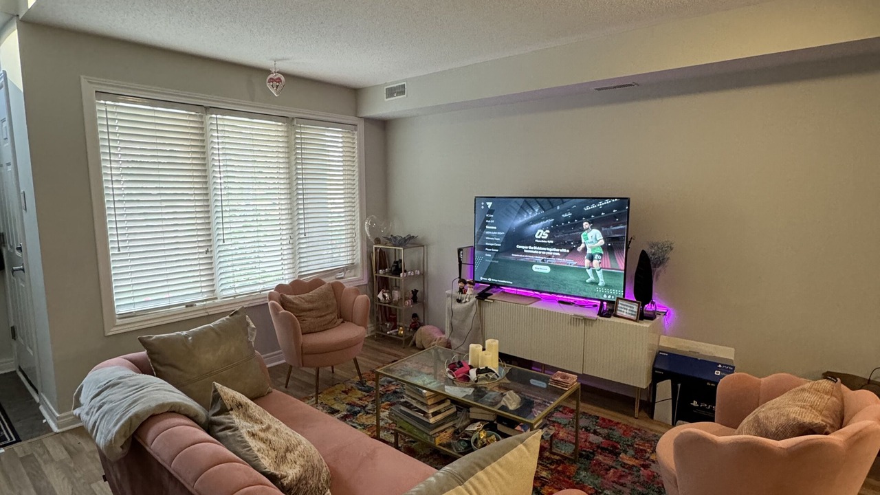 Photo of Livingroom in Thorncliffe Park