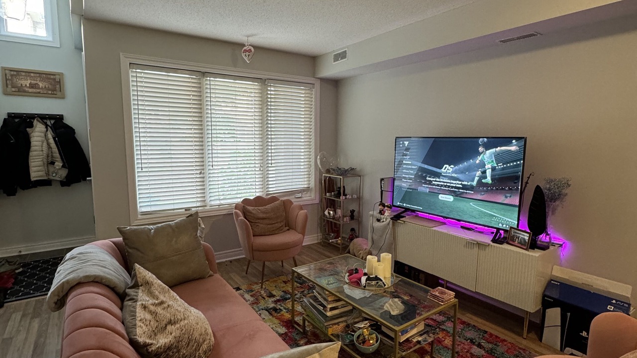 Photo of Livingroom in Thorncliffe Park