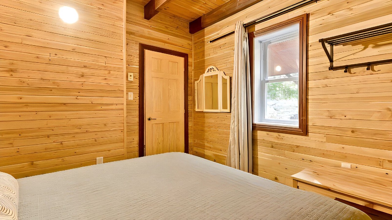 Photo of Bedroom in Saint-Hermenegilde