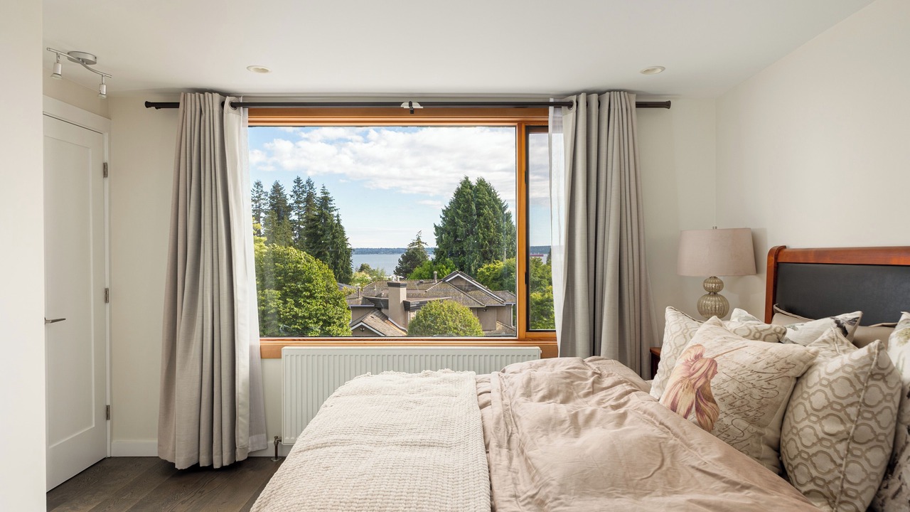 Photo of Bedroom in Dundarave