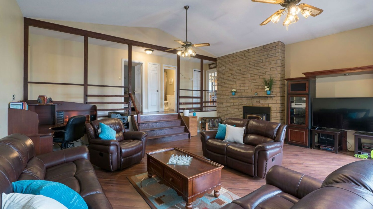 Photo of Livingroom in Janetville