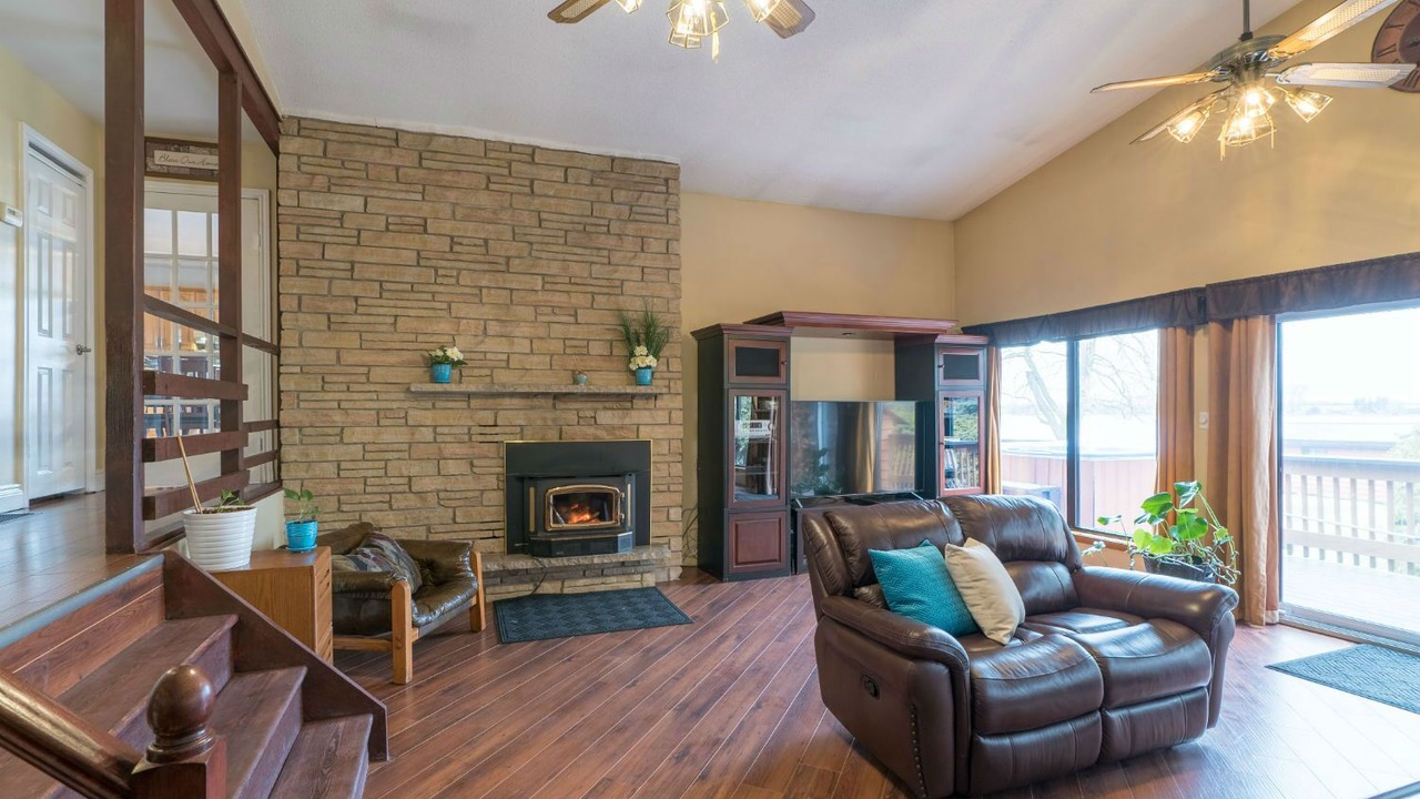 Photo of Livingroom in Janetville