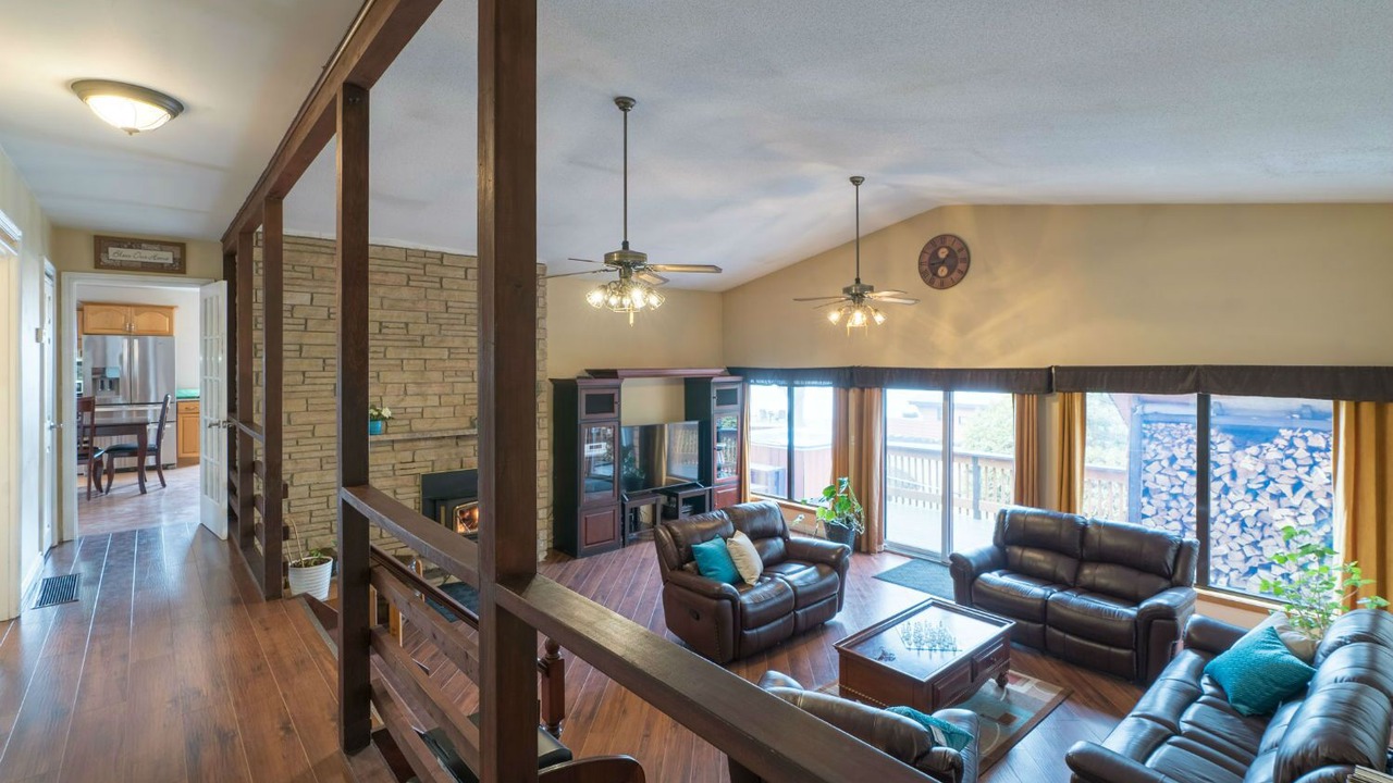 Photo of Livingroom in Janetville