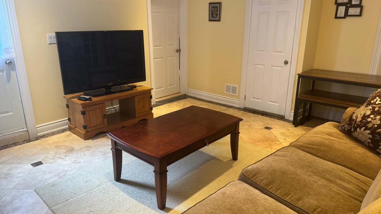 Photo of Livingroom in Clarkson-Lorne Park