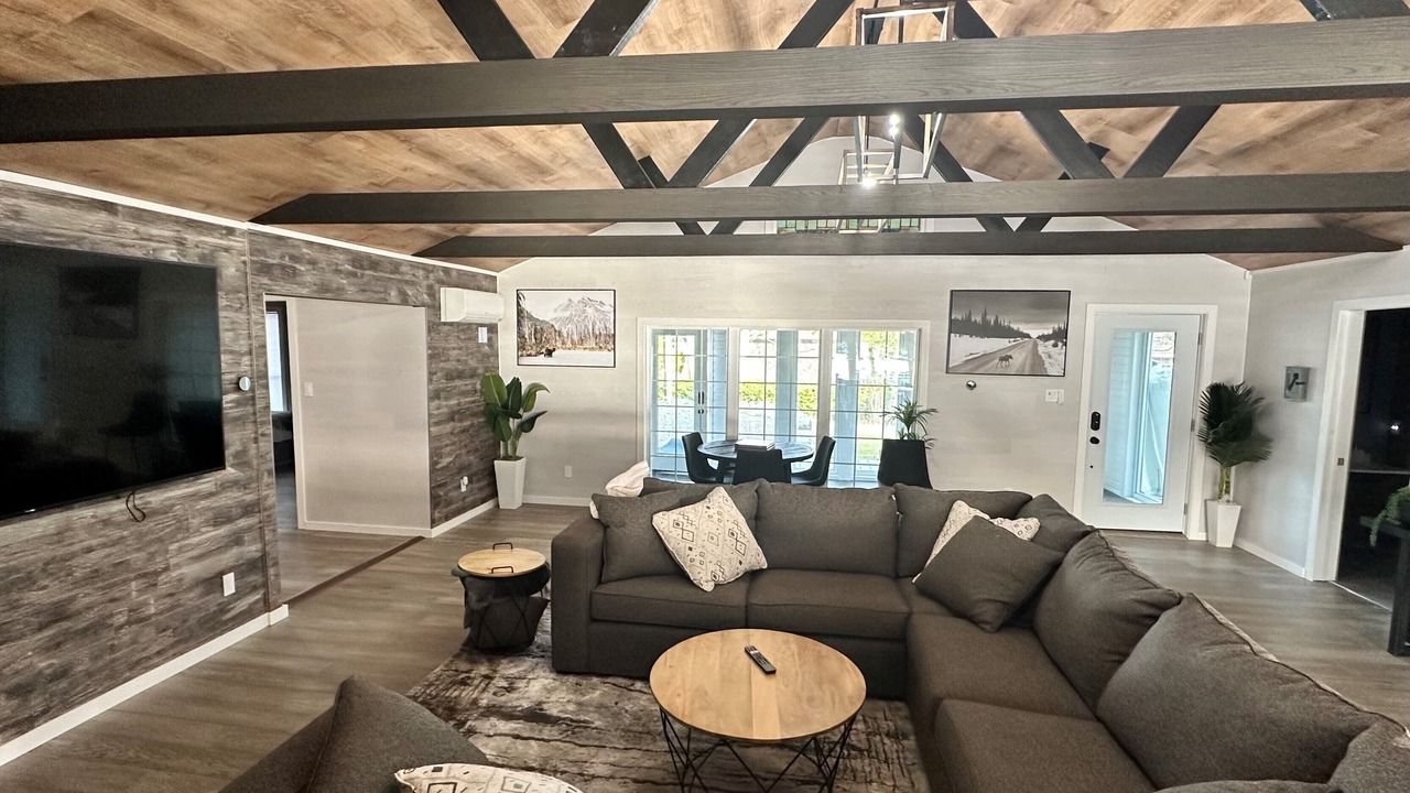 Photo of Livingroom in Honey Harbour