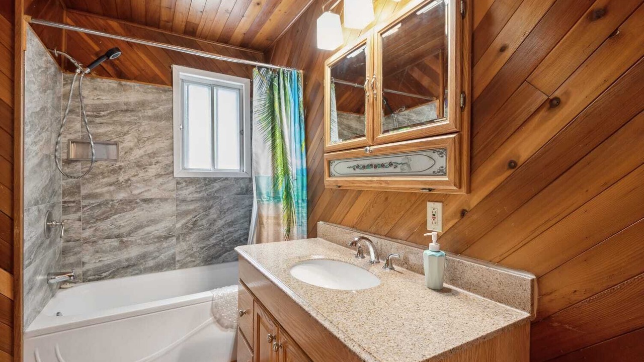 Photo of Bathroom in Lac-Swell