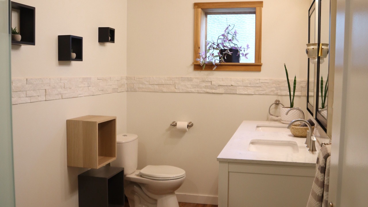 Photo of Bathroom in Lake Cowichan