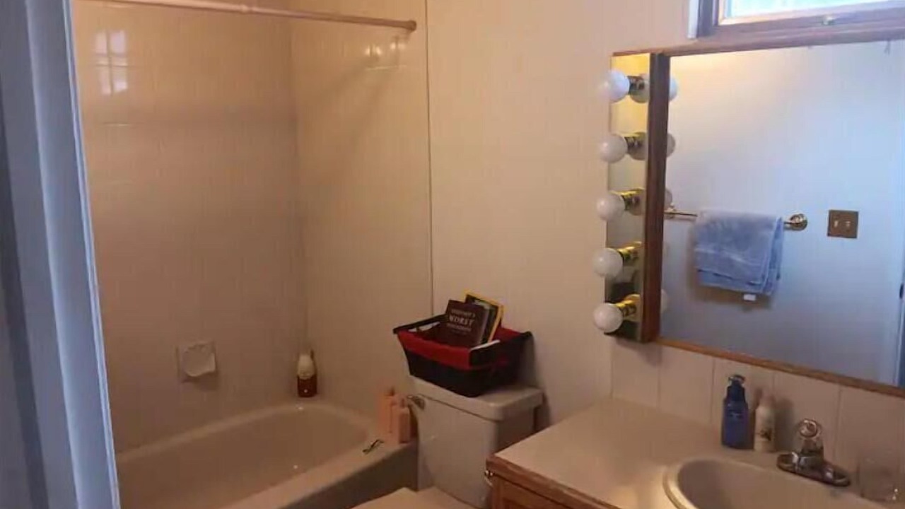 Photo of Bathroom in Division No. 11