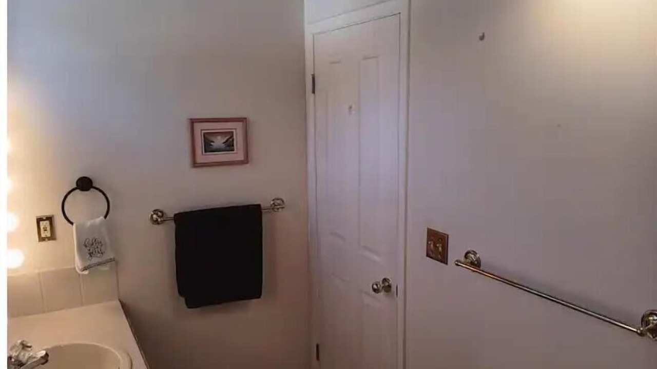 Photo of Bathroom in Division No. 11