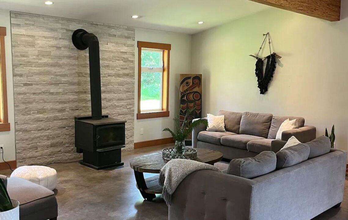 Photo of Livingroom in Courtenay